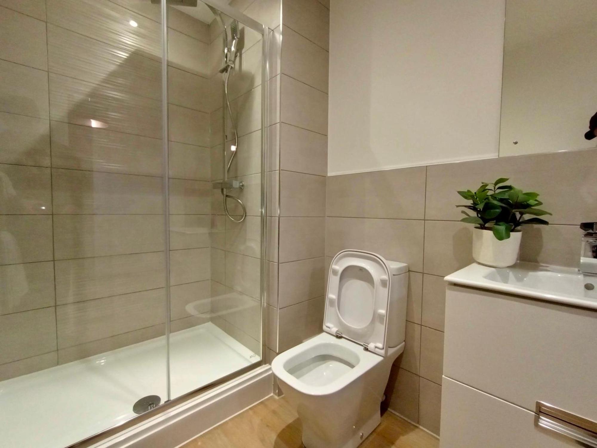 Luxury 2 Bed 2 Bath Flat Near Old Trafford Apartment Манчестър Екстериор снимка